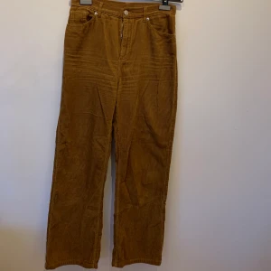 Monki corduroy trousers - Säljer dessa Manchester byxor från mini eftersom de inte kommit till andvändning. Köpare står för frakt. (Frakten kan variera än de som står nedan, beroende på vad paketet kommer väga)