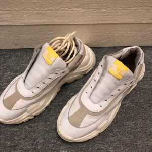 Skor - Säljer mina skitsnygga skor från J.Lindberg!! Slutsålda överallt! Köpta för 2300kr.Dom är i fint skick😍