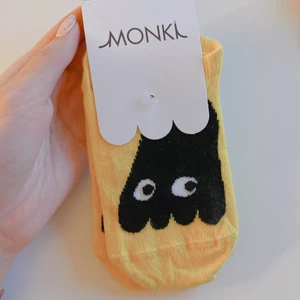 ✨💛 söta gula monki ankelstrumpor! 💛✨ - splitternya oöppnade gula ankelstrumpor med söt monki-figur på! 🌸 köp 2 par för 50kr eller 3 par för 75kr! frakt tillkommmer eller möts upp gratis i gbg! kontakta vid frågor! 💌