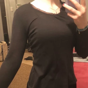 Snygg svart tröja/blus 🖤 - Fin, mjuk tröja/blus med lite spetstyg vid halsen! Jättefint skick, å fint material! Tröjan är något genomskinlig men det är inget jag själv tänker på särskilt mycket. Kontakta mig vid intresse!😁