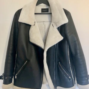 Brave soul bikerjacka - Nästintill oanvänd bikerjacka från Brave soul i storlek S, i storlek passar den dock även till M. Materialet på insidan är ett mjukt, ull-liknande material. Nypris 850, högsta bud är 400!