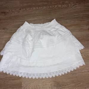 Kjol - Vit kjol men volanger, aldrig använt. Mycket stretchiga i midjan.