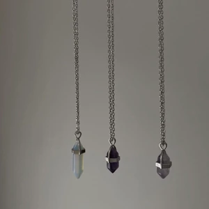 Drop halsband. - Drop halsband. Silverpleterat och nickelfritt! Sten av äkta kristall. 200kr, frakt ingår✨