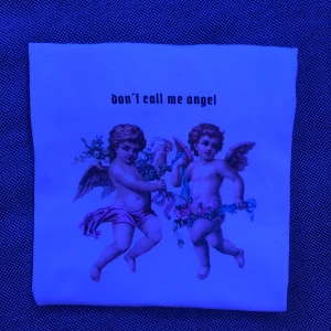 Don’t call me angel tröja  - Säljer denna t-shirt från Gina tricot där det står ”don’t call me angel” på. Den är i storlek XXS, men passar mig som har storlek S. 😁 Säljer för 50 kr + 22 kr frakt 🥰 (köparen står för frakten) Den är sval och tunn, alltså perfekt till sommaren 😊✌️