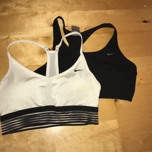 Nike topp - Två Nike sporttoppar, båda är i storlek S. 100kr styck❤️ köparen står för frakten . Svarta är såld!!