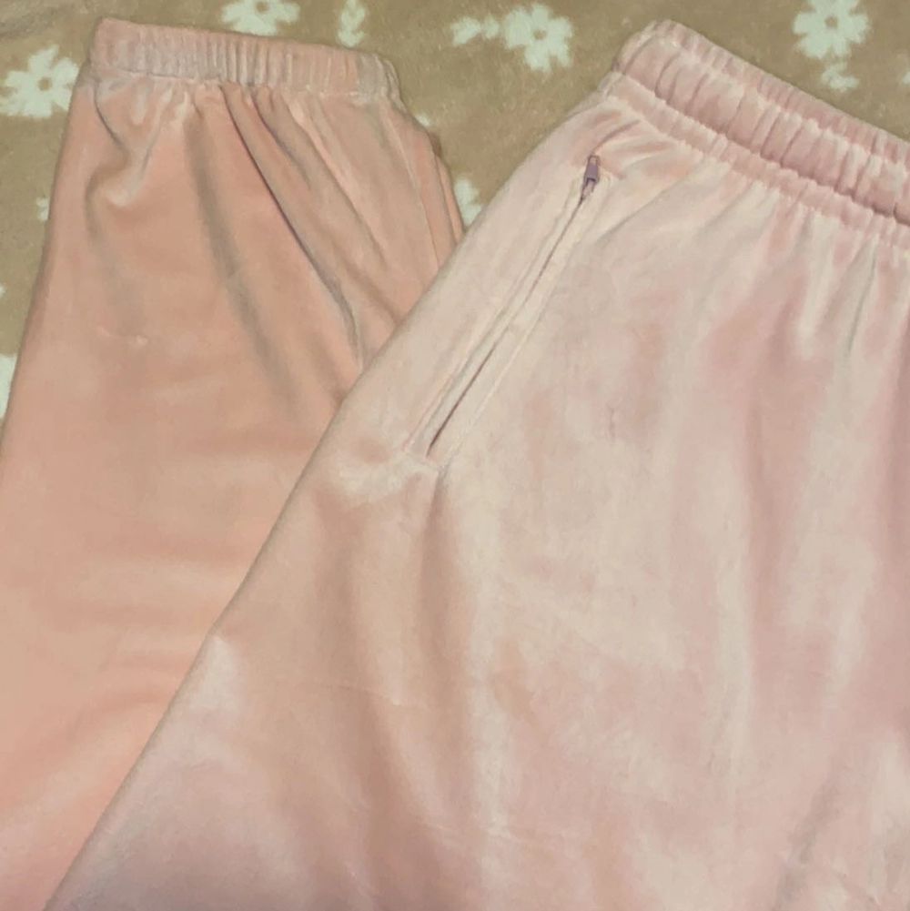 Säljer nu dessa två par Juicy Couture mjukis byxorna. Byxorna är aldrig använda & båda har prislappen kvar, anledningen till varför jag säljer de är för att jag inte haft tiden till att lämna tillbaka dom. Datumet för returen hade gått ut. Byxorna är inte i min storlek och därmed kan någon annan få en användning utav de. Båda byxorna är i storlek (L) Byxorna är i två olika modeller som ni kan se på bilderna. De ljusrosa har resårband i ändarna av byxorna samt fickor men även resårband i midjan. De mörk rosa byxorna är en mer ”vanlig” modell och är utsvängda byxor med vanlig knytning i midjan. Båda byxorna har Juicy couture märket i diamanter på bakdelen. Byxorna är köpta för 1000kr styck & säljs för 700 ( priset kan diskuteras vid snabb affär). Jeans & Byxor.