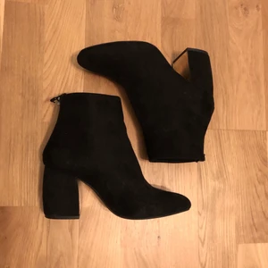 Svarta boots från Stradivarius storlek 36 - Svarta boots från Stradivarius i storlek 36. Knappt använda, i jättefint skick.