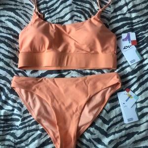 Oanvänd bikini - Säljer detta oanvända (endast provade) bikiniset från Röhnisch, lapparna sitter kvar! Passformen är jättesnygg och färgen är underbar. Överdelen är i storlek L och underdelen är i storlek M, men dem passar mig som oftast bär M i överdel och S i underdel. Ordinarie pris är 598kr för båda❤️ frakt tillkommer
