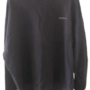 Crewneck Acne Studios - Marinblå crewneck från Acne Studios. Väldigt sparsamt använd. Storlek XS (herr).