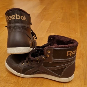 Reebok sneakers - Väldigt lite använda. Mjuka och varma inuti, passar till kallare dagar - vår, höst vinter.