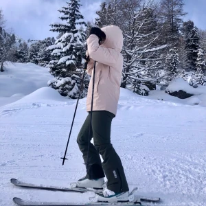 THE NORTH FACE SKIDJACKA  - Helt NY Skidjacka i världens finaste ljusrosa/beigerosa färg. Den gör sig inte riktigt rättvis på bild. Stl M, från The North Face. Snölås, stor luva och ficka på vänster arm för liftkort.   Använd 8 dagar men det syns inte någonstans. Säljes för den är för den tyvärr är för stor... köptes på rea för ca 1600kr!   Kan skickas för 63 kr eller överlämnas i Malmö/Skanör 🥰 Pris kan diskuteras vid snabb affär!