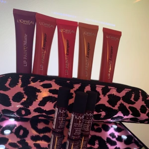 L’ORÉAL PARIS & NYX SMINK PRODUKTER  - säljer helt oanvända läppstift med märket L’ORÉAL PARIS & NYX, flytande läppstift: darling pink 2st - ljus rosa, fuchsia wars - mörk/stark rosa, gone with the nude - beige/ brun aktig, wuthering purple - lila. Lip cream 3st samma färger, allt är helt oanvänt, finns på gröna linjen, har emot Swish & kontanter :)