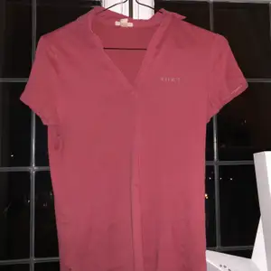Rosa t-shirt från Esprit med lite v-neck. Storlek xs
