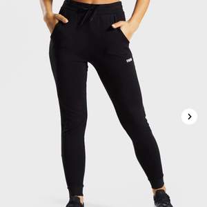 Säljer mina joggers från gymshark då de glömts bort i garderoben och inte används. Endast använda fåtal gånger💕