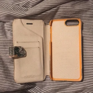 Mobilskal - Ett plånboksskal från Hold It med borttagbart vanlig skal. Passar för 7+. Köparen står för frakten, betalning sker via Swish.