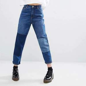 Knappt använda jeans i modellen Taiki från MONKI. Storlek 31 med lappar på knäna. Lånade bilder då de tyvärr är för små 💔 Frakt tillkommer. 