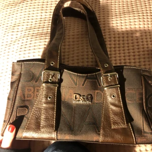 fake dg väska! - Köpt ett tag sen second hand, men den är i bra skick! Den är 100% fake och kommer inte riktigt på nåt bra pris på den så pris kan diskuteras! Säljer för behöver lite snabba pengar just nu, och som sagt så kan priset diskuteras
