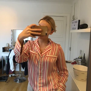 Skjorta  - Jättefin randig skjorta från ginatricot. 