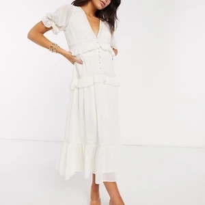 Sommarklänning - Superfin klänning från asos. Aldrig använd, säljer pga råkade beställa i fel storlek. Perfekt till studenten eller bara som en vablig sommar/semesterklänning. Nypris ca 600kr. (Bilder lånade från asos pga klänningen är inte testad)