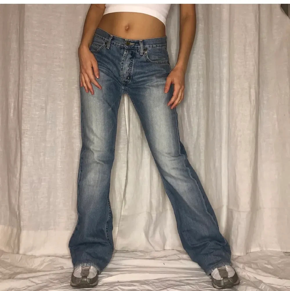 Ett par SKIT SNYGGA sLee jeans!!❣️ hade så velat behålla dom men de är tyvärr för stora😕 midjemått 86 cm, inerben 83❣️ Budgivningen vid 200 sker i komentererna💗(lånade bilder)🥰 bud nu: 600. Jeans & Byxor.