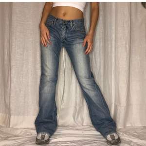 Ett par SKIT SNYGGA sLee jeans!!❣️ hade så velat behålla dom men de är tyvärr för stora😕 midjemått 86 cm, inerben 83❣️ Budgivningen vid 200 sker i komentererna💗(lånade bilder)🥰 bud nu: 600