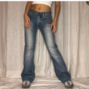 Lee jeans - Ett par SKIT SNYGGA sLee jeans!!❣️ hade så velat behålla dom men de är tyvärr för stora😕 midjemått 86 cm, inerben 83❣️ Budgivningen vid 200 sker i komentererna💗(lånade bilder)🥰 bud nu: 600
