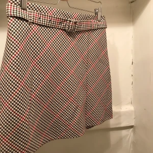 Rutig kjol hm strl 40 - Rutig kjol med skärp från hm strl 40 men passar mig en 38:a bäst känns liten i storlek. Spårbar frakt tillkommer