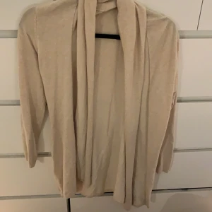 kofta - Beige kofta från Zara, ganska lång och mysig! Säljer på grund av att jag inte använder den. Den är i samma skick som när jag köpte den