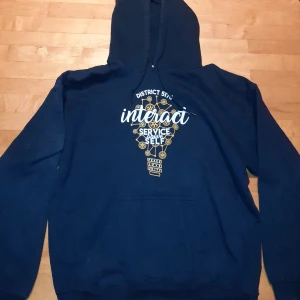 Hoodie - Mörkblå hoodie. Storlek L