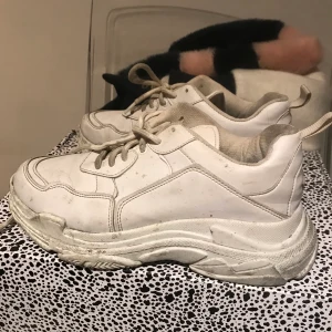 Eftertraktade Nelly sneakers - Använda ett par gånger men absolut inte slitna,det är bara smuts. Går lätt att tvätta bort och tror man kan köra dom i tvättmaskin. Strl 39. 100 kr eller bud