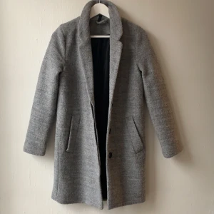  H&M kappa - En grå h&m kappa som knappt är använd. Ordinarepris 299kr säljes för 100kr+ frakt. Storlek 34 (S)