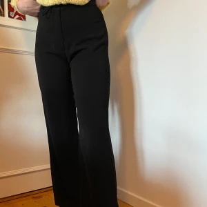 Vida Byxor Åhléns - Vida kostymbyxor från Åhléns! Storlek M. Sitter bra och är bekväma. För mer vintagekläder kika in @bored.vintage på Instagram💘