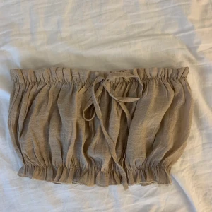 Beige topp - Säljer denna topp i en jätte fin beige färg. Aldrog andvänd. Har snörning upp till!! ❗️bilden tar upp fel färg då den är ljusare❗️