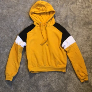 gul sweatshirt med luva - jättefin, tyvärr för liten, gul collegetröja med vita och svarta detaljer och med luva från h&m 45kr +frakt       priset kan diskuteras💛