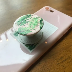 iPhone 7/8 mobilskal - Ett rosa aesthetic mobilskal med matchade pop socket. Köp nu!