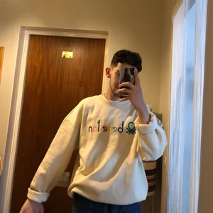 Benetton, L  - nytt skick och oanvänt! Även prislappen finns med :) Säljer pga att det är jättestort på mig och kan ej returerna. Tröjan är oversized och jättefin! Budgivningen börjar den 1/12 och slutar 1/22 ❤️❤️ Högsta budet: 400kr