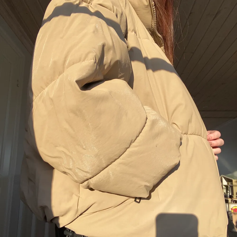 Säljer min fina Zara puffer jacket då jag känner att den inte riktigt passar min stil längre. Den är knappt använd och är inte sliten någonstans. Kunde inte hitta att den finns kvar. Storleken är XS men jag som S tycker den är lite stor. Frakten ingår i priset🥰🥰🥰 (NYPRIS CA 800kr) bud:530kr (budgivningen slutar ikväll kl. 21:00). Jackor.