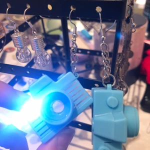 Örhängen - Egna gjorda örhängen som gör ljud och blixtrar! Kan fraktas men du står för frakt!! Och kan mötas i stlhm 💞