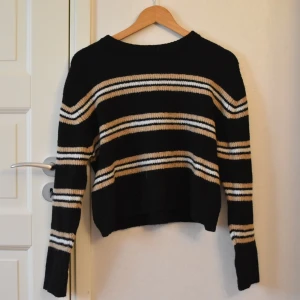 Stickad tröja, s - Väldigt skön och mjuk stickad tröja från hm. Säljer för att den inte används längre, men använd ett par gånger för ett tag sedan. Den är i fint skick, från hm. Skulle säga att den kostade runt 150 som nypris. Nu 85kr. Skulle passa s-m. 