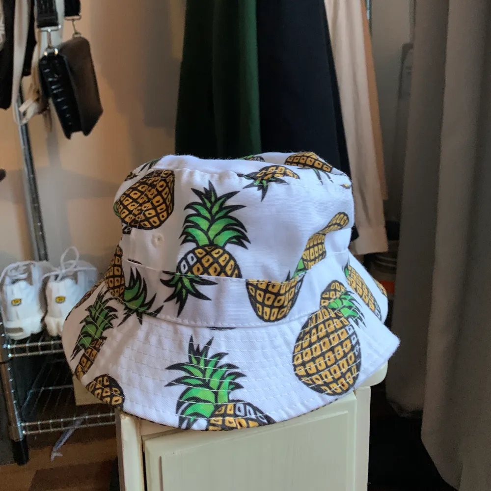 säljer min fina buckethat med ananaser, köpt second hand. omkrets 56cm. bud i kommentarerna om många är intresserade! alla kläder tvättas och sprayas med washologi innan de skickas🍄 . Accessoarer.