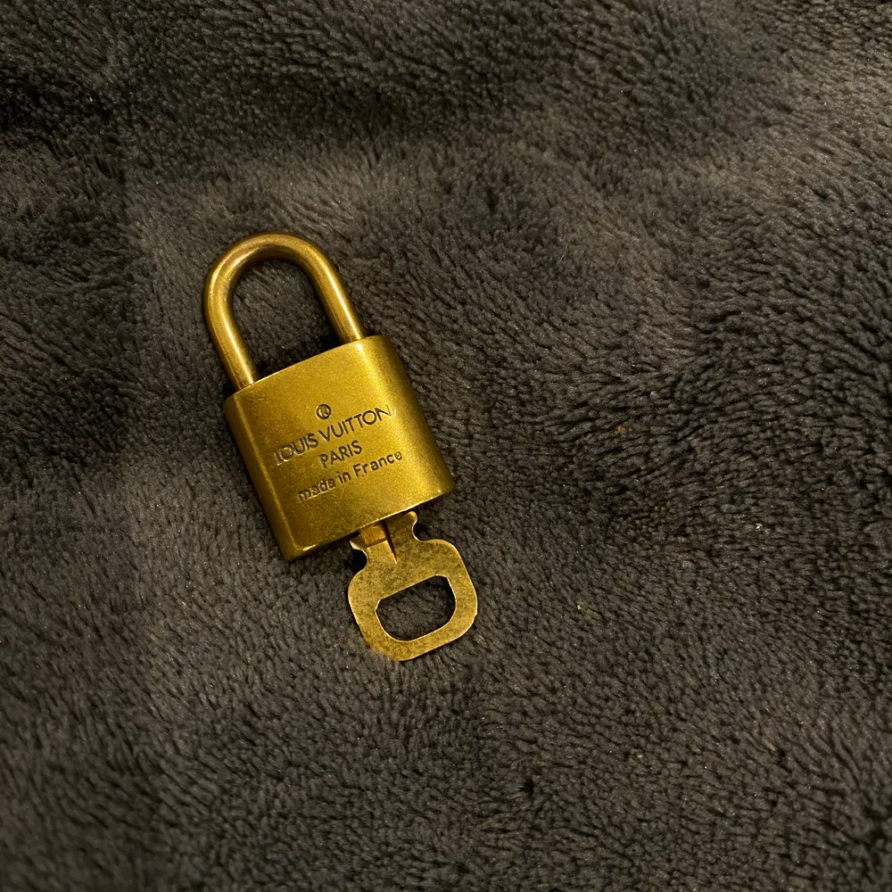 Louis Vuitton lås som inte kommer till användning🤎 köpt begagnat. Nummer 306 på både nyckel och lås. . Accessoarer.