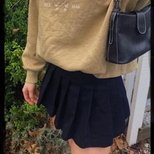 Supergullig trendig tenniskjol  - Oänvänd (endast testad) svart tenniskjol köpt i london från brandy melville. Storleken är S, dock är den väldigt liten i storlek så skulle själv säga att den passar xxs-xs. Det finns skorts under kjolen. 