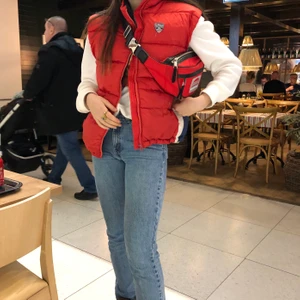 Puffer väst - Väst köpt second hand, knappt använd. Säljer eftersom den tyvärr inte kommer till användning längre. Jättevarm och skön! 