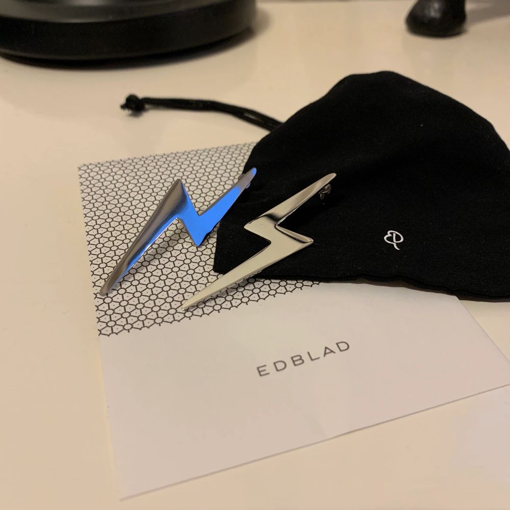 Ett par superballa silvriga blixtörhängen ⚡️ från Edblad! Använda max 3 gånger och är så gott som nya! Köpte dem för 399kr men säljer dem för 199kr inklusive frakt. Älskar dem men använder dem tyvärr inte så mycket som jag trodde att jag skulle göra! ❤️⚡️⚡️. Accessoarer.