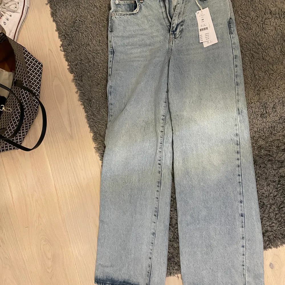 Jättesnygga breda jeans från Gina! De är aldrig använda och har prislappen kvar, därav i nyskick/inga defekter. Säljer för att jag inte använder de. Jag är 173❣️ Köparen står för frakt.. Jeans & Byxor.