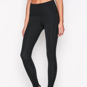 Fashionablefit träningstights - Så fina tränings tights från Fashionable fit som inte längre går att få tag på. Tyvärr för stora för mig. Fint skick och har inga tydliga defekter. Storlek M. 150kr. Kan skicka spårbart för 63kr eller med frimärke för 44kr