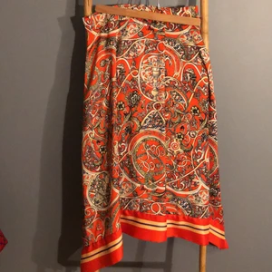 Mönstrad lång kjol - Jätte fin kjol från hm. I silkes material. Ojämn i botten, alltså med två spetsar - Som en sjal som är vikt.  slits på två ställen. Blixtlås i sidan. Jätte bra skick säljer för den ej passar längre. 