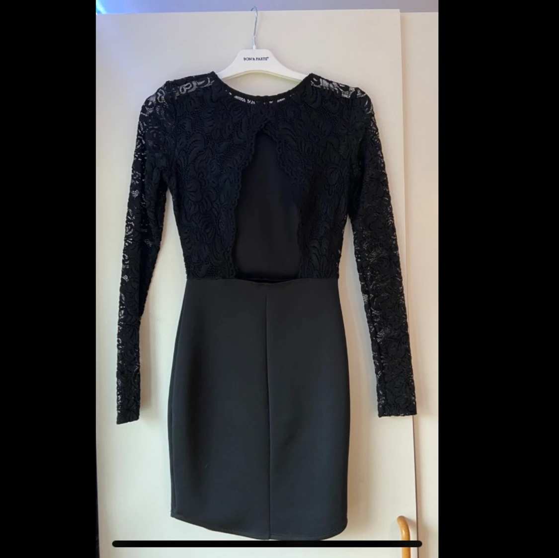Svart spetsklänning, öppen rygg. - 90