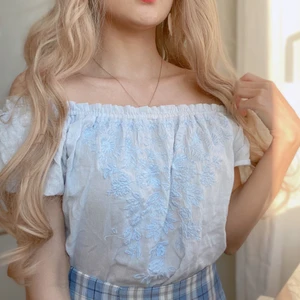 ✨💙 söt baby violett-blå ruffle blus med broderier 💙✨ - himmelsblå blus med blomstriga broderier över bröstet. passar perfekt till midsommar och kan även stylas med neddragna ärmar för en flickigare och något smexigare (🥴) look! frakt tillkommmer! budning vid flera intresserade! kontakta vid frågor! 💌 