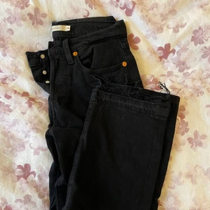 Svarta Levi’s - Ett par svarta Levi’s-byxor i modellen ”wedgie straight”. Strl 24. Köptes här på plick men passade tyvärr inte mig, därför säljer jag de vidare nu. Endast provade och tvättade. Färgen på bilderna är lite missvisande, de är mycket mer svarta i verkligheten (överexponering pga fönster med dagsljus brevid). Skriv ett meddelande om fler bilder önskas så kan jag fixa det! Köptes för 400 + frakt, säljes för 350 inkl frakt (frakten ligger på 62 kr). Pris kan diskuteras vid snabb affär